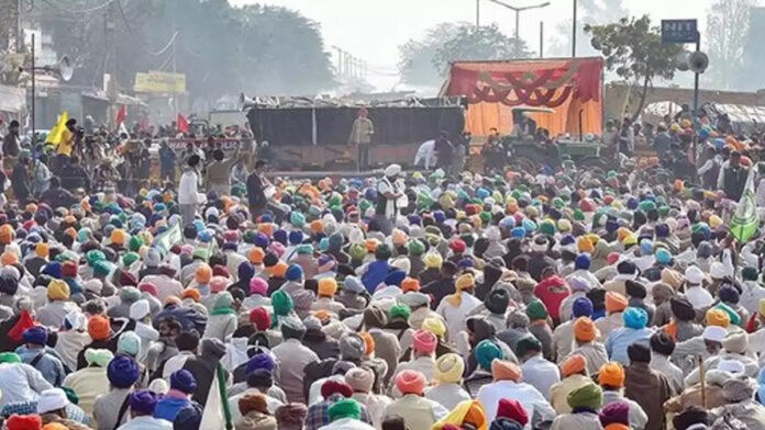 Farmers sitting on dharna on Chandigarh-Mohali border, angry with AAP government over MSP