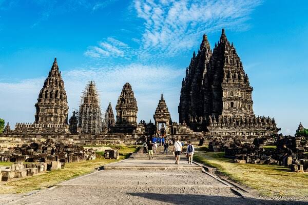 Om Namah Shivaya’ Resounds at Prambanan Temple in Indonesia in the Majestic Presence of PM Modi!