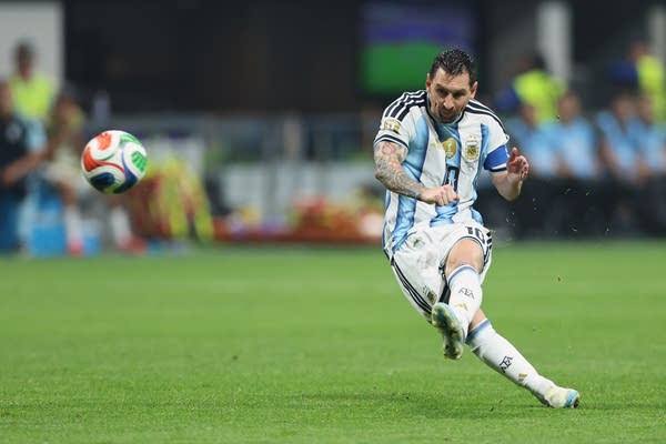Argentina Snatches Victory from Defeat: Beats Egypt 3-2 to Power into World Cup Quarter-Finals!